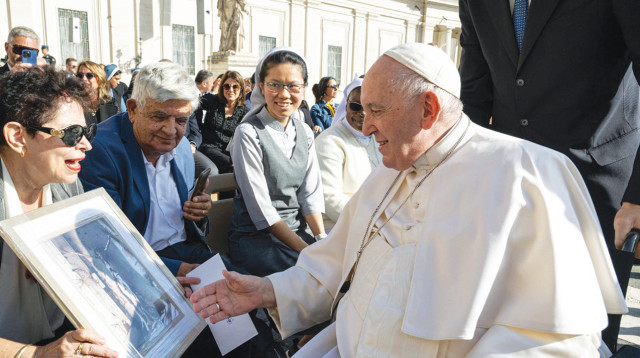 פרופ' פורת מעניקה לאפיפיור את המתנה  (צילום: אוניברסיטת תל אביב)