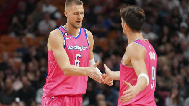 פורזינגיס עם אבדיה, שהצטיין – אך לא מנע הפסד (צילום: GettyImages, Eric Espada)