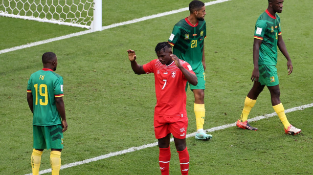 ברל אמבולו, חלוץ נבחרת שוויץ כובש ולא חוגג נגד קמרון (צילום: רויטרס)