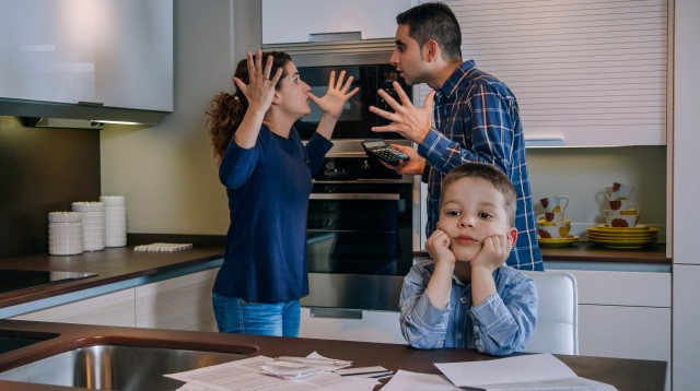 ילדים במריבה של הורים (צילום: אינגאימג')