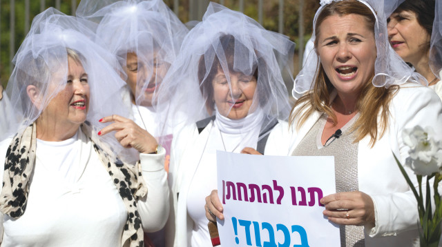 מפגינות בעד נישואים אזרחיים מול משכן הכנסת. צילום ארכיון יו (צילום: יונתן זינדל, פלאש 90)