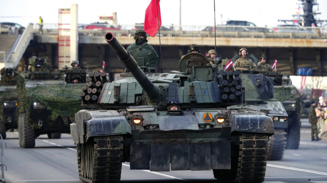 נאט"ו טנקים (צילום: רויטרס)