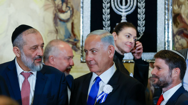 בצלאל סמוטריץ', בנימין נתניהו, אריה דרעי (צילום: אוליבייה פיטוסי, פלאש 90)