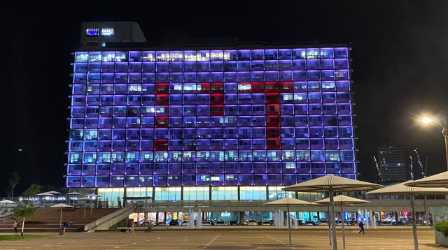בניין עיריית תל אביב-יפו מואר לציון יום המאבק באלימות כלפי נשים (צילום: באדיבות עיריית תל אביב-יפו)