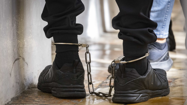 אדם באזיקים, אילוסטרציה (צילום: אוליביה פיטוסי, פלאש 90)