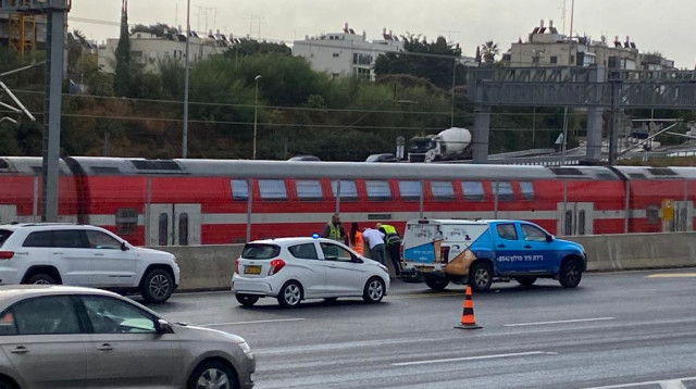 בולען בכביש איילון (צילום: אבשלום ששוני)