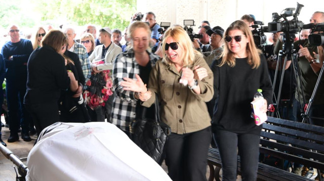 אלמנתו של יורי וולקוב שנדקר למוות בחולון (צילום: אבשלום ששוני)