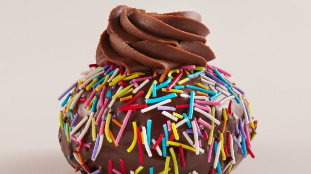 רולדין 2022 בתמונה סופגנייה שוקולד פארטי. 12 ₪ (צילום: רונן מנגן)