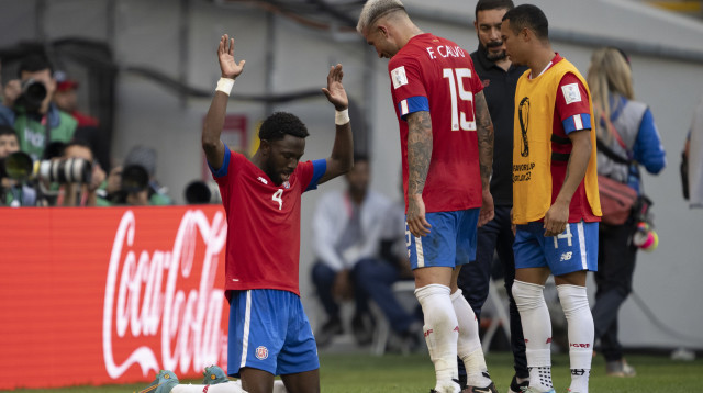 קיישר פולר ושחקני נבחרת קוסטה ריקה חוגגים (צילום: GettyImages, Sebastian Frej/MB Media)