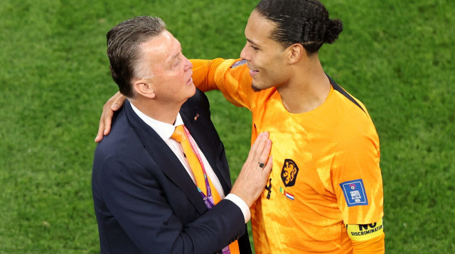 לואי ואן חאל, מאמן נבחרת הולנד לצד וירג'יל ואן דייק (צילום: רויטרס)