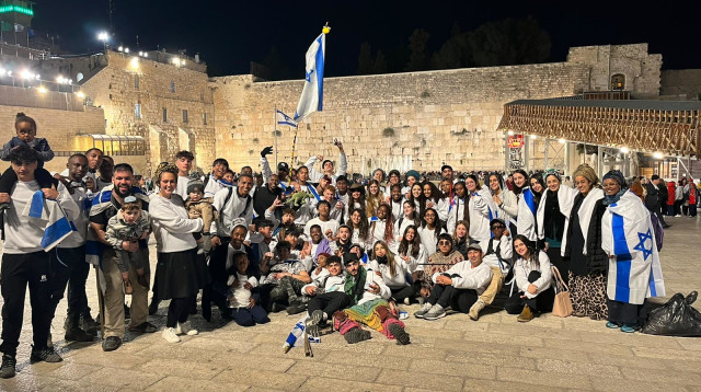 תלמידי כפר הנוער אמית בכותל. "כאיש אחד בלב אחד" (צילום: באדיבות המצולמים)