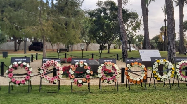 זרים בטקס האזכרה לקריניצי. פועלו ניכר היטב בעיר (צילום: משה כהן)