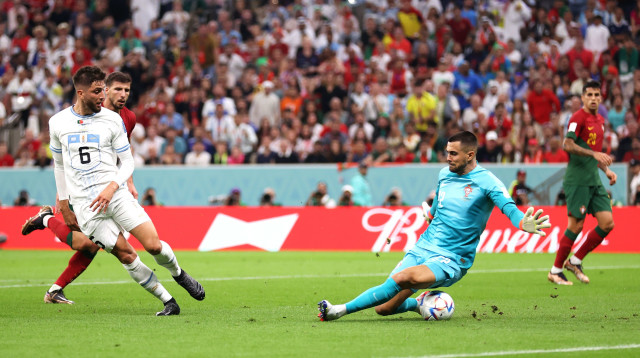 שוער נבחרת פורטוגל דיוגו קוסטה עוצר את שחקן נבחרת אורוגוואי רודריגו בנטנקור (צילום: GettyImages, Lars Baron)