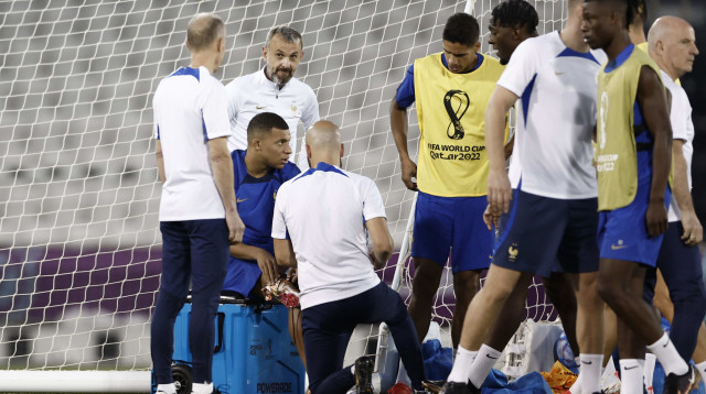 קיליאן אמבפה שחקן נבחרת צרפת מקבל טיפול באימון (צילום: רויטרס)