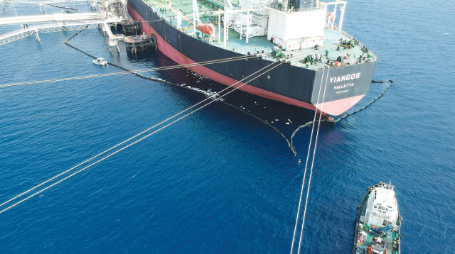 דליפת נפט במפרץ אילת (צילום: שגיא מרקמן, המשרד להגנת הסביבה)