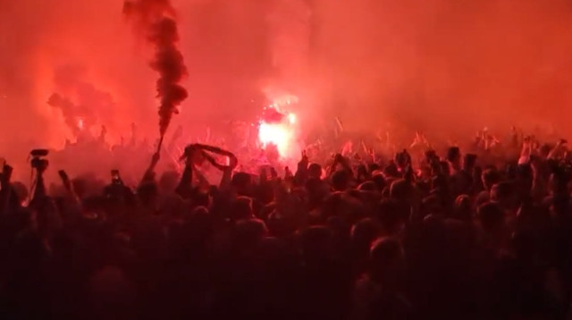 אוהדי נבחרת אוסטרליה חוגגים לפנות בוקר את ההעפלה לשמינית גמר מונדיאל 2022 (צילום: צילום מסך, טוויטר)