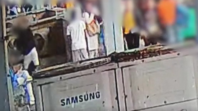 תקיפה קשה בקרית עקרון (צילום: מצלמות אבטחה)