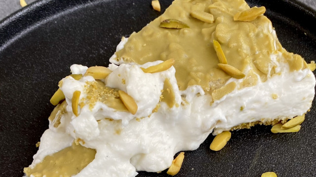 עוגת קראנץ׳ פיסטוק (צילום: קורל חוטה)