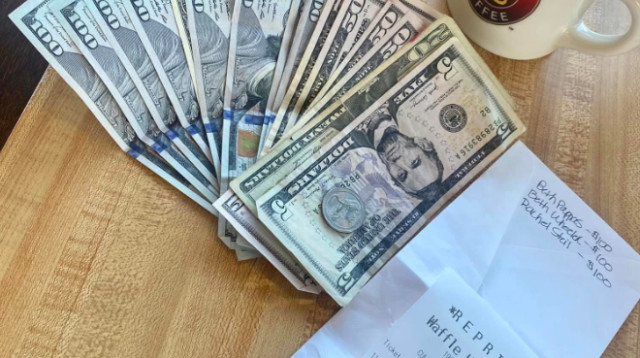 טיפ בסך 1,125 דולר על חשבון בסך של פחות ממאה דולר (צילום: מתוך פייסבוק)