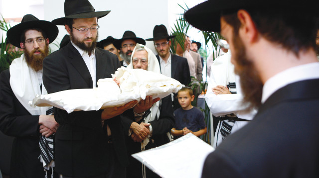 ברית מילה בבלגיה, ארכיון. למצולמים אין קשר לכתבה (צילום: רויטרס)