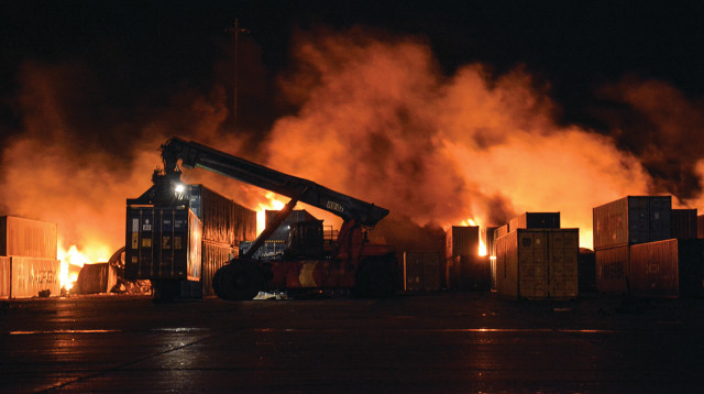 מתקפת טילים ישראלית באיזור אחסון מכולות בסוריה (צילום: רויטרס)