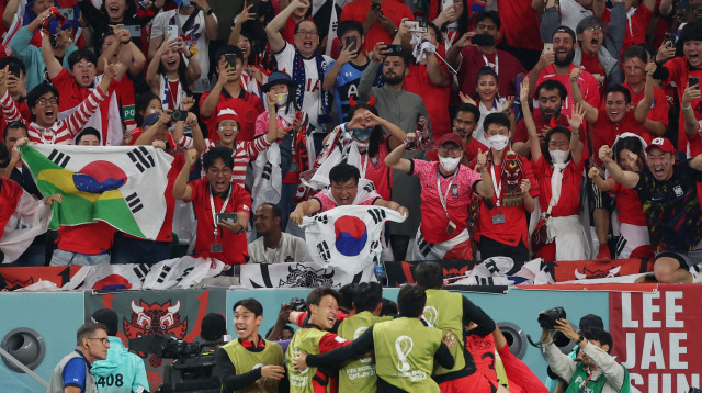 נבחרת קוריאה הדרומית חוגגת במונדיאל  (צילום: רויטרס)