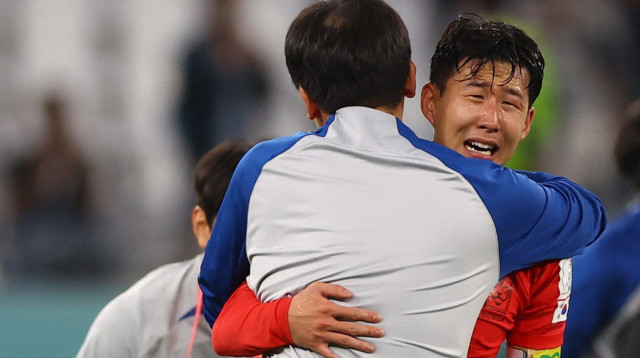 סון יונג-מין, שחקן נבחרת דרום קוריאה בוכה אחרי ההעפלה לשמינית גמר המונדיאל (צילום: רויטרס)