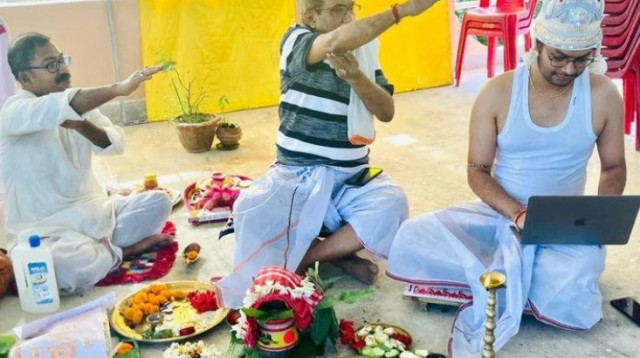 בזמן טקס חתונתו - החתן שלף את המחשב הנייד והחל לעבוד (צילום: צילום מסך מתוך אינסטגרם)