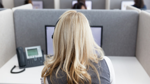 "זה מה שאנחנו עושים בזמן שהלקוחות ממתינים על הקו" (צילום: אינג'אימג')