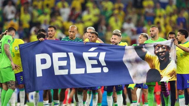 לא שכחו את המלך. שחקני נבחרת ברזיל מחזקים את פלה (צילום: GettyImages, Robbie Jay Barratt)