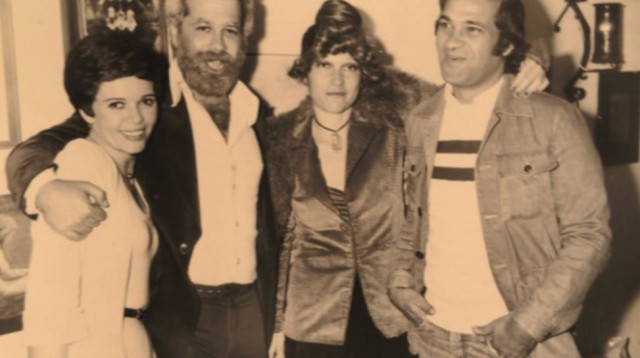 יהודה בארקן בחתונה עם נילי, לצד זאב ושולה רווח (צילום: באדיבות המשפחה)