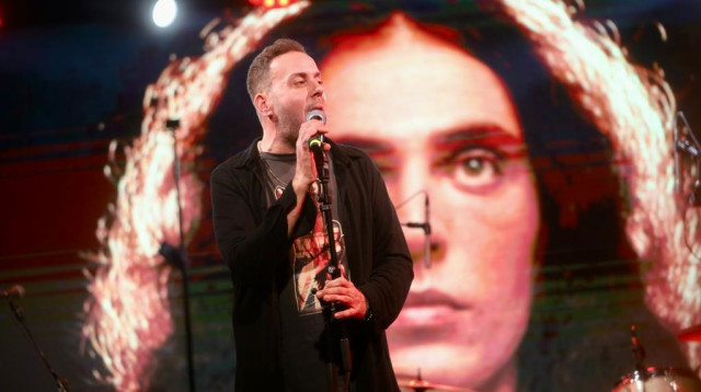 ניקי גולדשטיין במחווה לצביקה פיק (צילום: שירלי אופטובסקי, יח"צ)