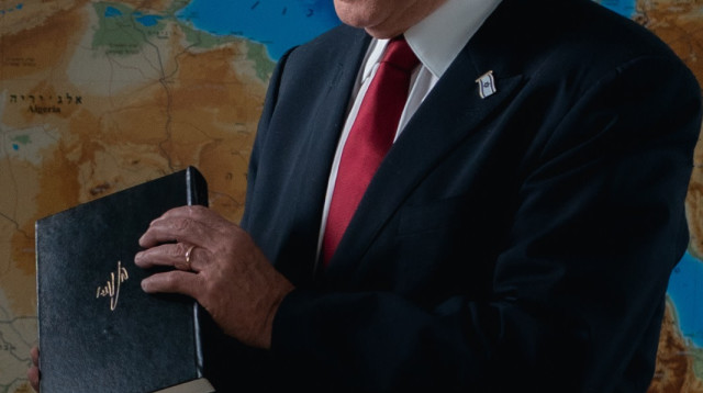 בנימין נתניהו עם הספר (צילום: יוני מלכא)