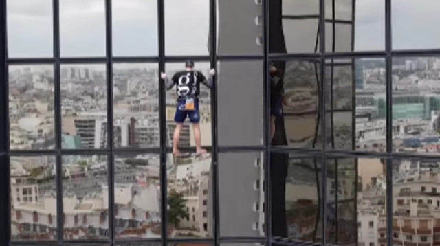 בגובה 122 מטרים, בן 22 טיפס ללא כל רתמת בטיחות לגופו (צילום: מתוך אינסטגרם)