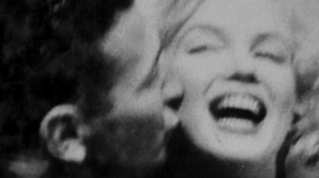 יעקב חודורוב מנשק את מרילין מונרו (צילום: כאן 11)