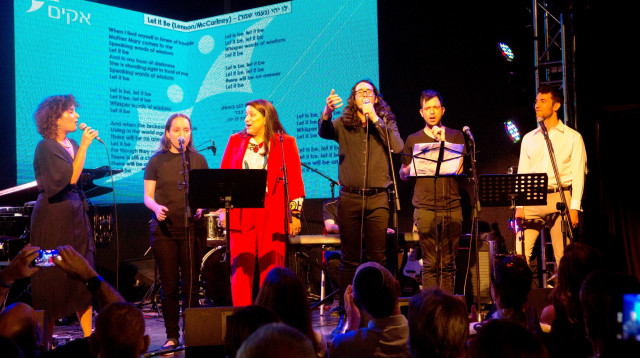 כלים שלובים (צילום: אסף עזרא)