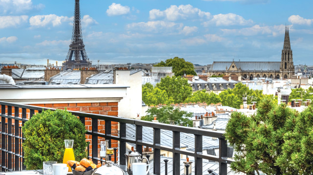 ארוחת בוקר מול נוף מגדל האייפל. מלון Pont Royal, פריז (צילום: יח"צ, Pont Royal)