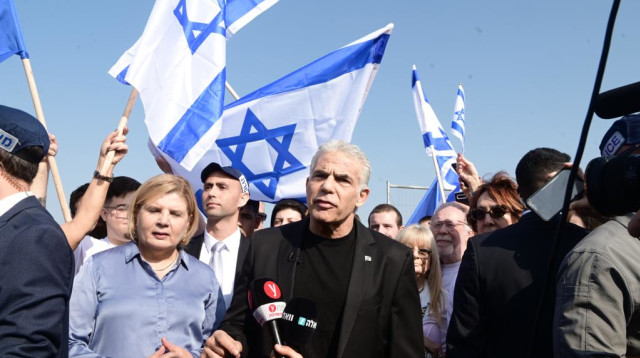 יאיר לפיד בהפגנה בגשר קק"ל (צילום: אבשלום ששוני)