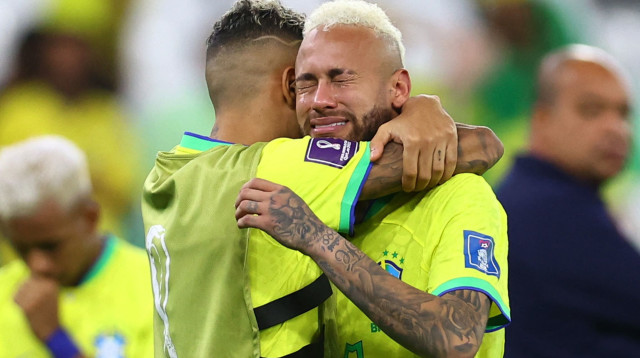 שחקן נבחרת ברזיל ניימאר בוכה (צילום: רויטרס)