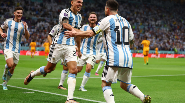 נהואל מולינה, מגן נבחרת ארגנטינה חוגג עם ליאונל מסי (צילום: רויטרס)