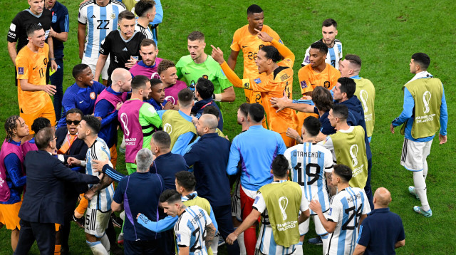שחקני נבחרת ארגנטינה מתעמתים עם שחקני הולנד (צילום: GettyImages, PATRICIA DE MELO MOREIRA/AFP)