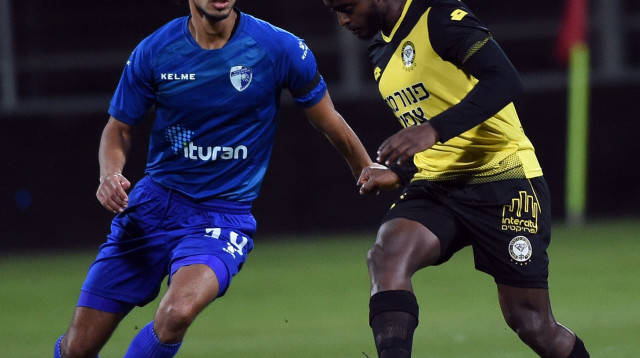 אביב אברהם שחקן מכבי נתניה מול רועי קהת שחקן עירוני קרית שמונה (צילום: ברני ארדוב)