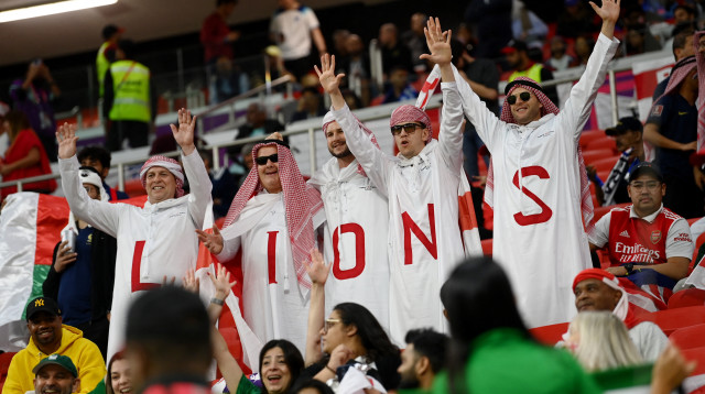 אוהדי נבחרת אנגליה במונדיאל 2022 (צילום: רויטרס)