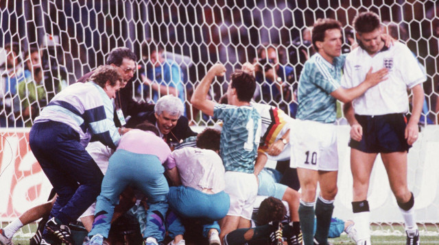 שחקן נבחרת גרמניה, לותר מתיאוס, מנחם את שחקן נבחרת אנגליה, כריס וודל (צילום: GettyImages, Bongarts)