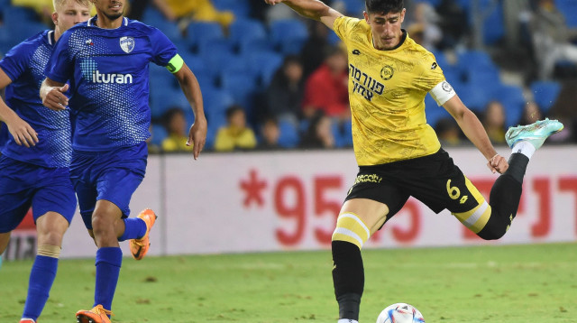 שחקן מכבי נתניה עומרי גנדלמן ליד שחקן עירוני קרית שמונה רועי קהת (צילום: ברני ארדוב)