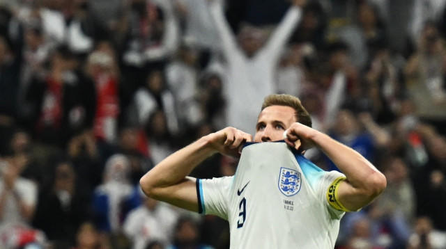 פנדל אחד נכנס, הפנדל השני טס ליציע. קיין (צילום: רויטרס)