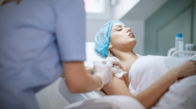 מתי הזמן הכי טוב לניתוח מאמי מייקאובר? (צילום: MilosStankovic gettyimages)