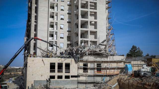 קריסת הפיגומים בגבעת זאב (צילום: פלאש 90)