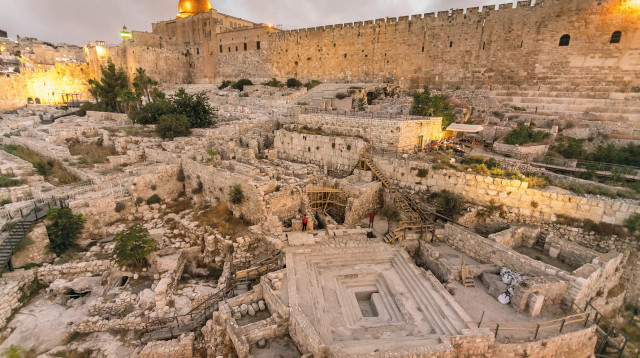 בריכה מדורגת מימי הבית השני ומאחוריה חזית המבנה הציבורי בירושלים (צילום: ששון תירם)