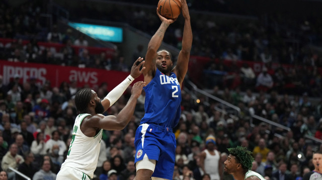 שחקן לוס אנג'לס קליפרס קוואי לאונרד מול שחקן בוסטון סלטיקס ג'יילן בראון (צילום: רויטרס)